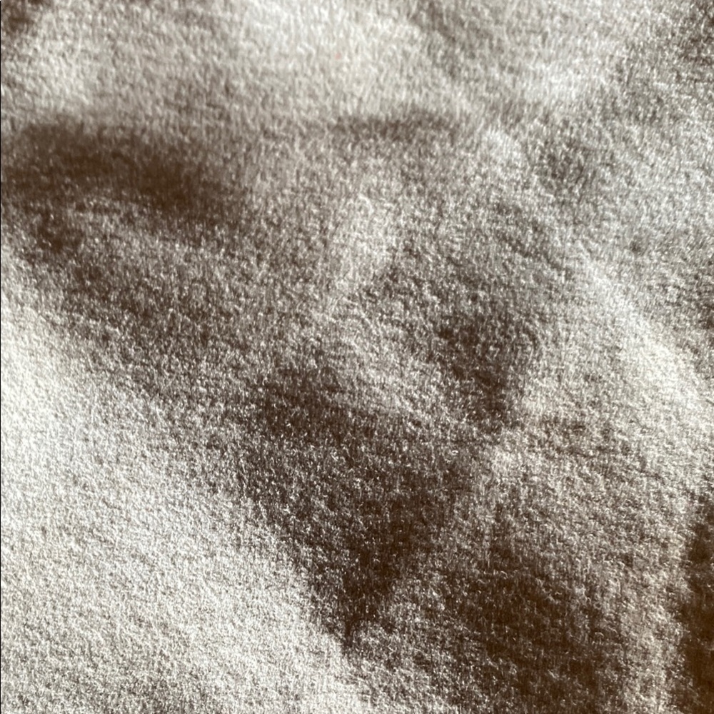 Luxurious textured cream colored sheepskin hide. - Picture 4 of 8